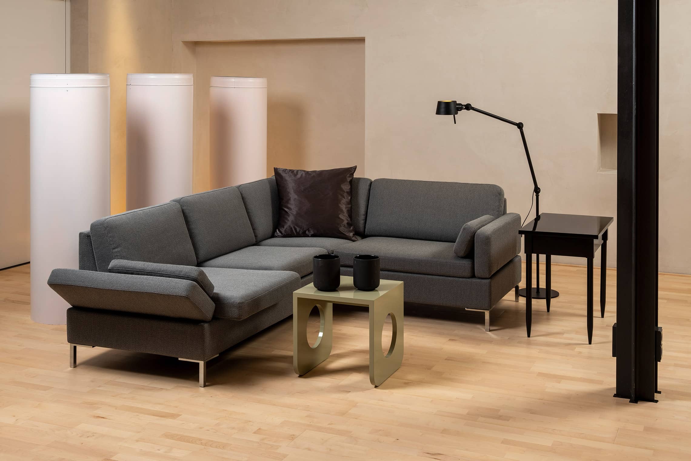alba von brühl als großzügiges Ecksofa in hellem Loft-Wohnraum