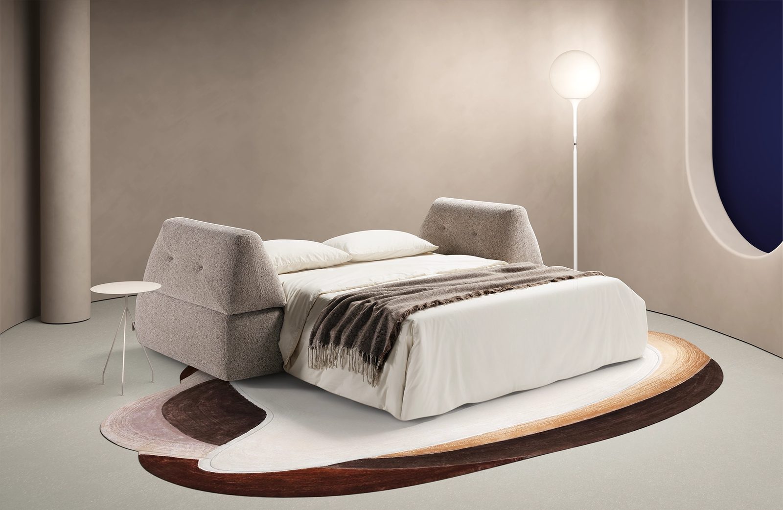 Dienne Sharp als Bett ausgezogen
