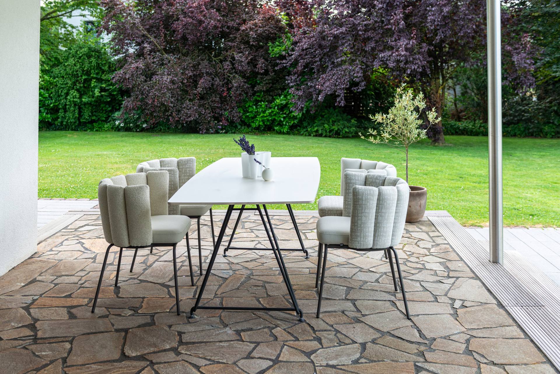 Zwei blaue GAIA Outdoor Sessel auf dem Rasen