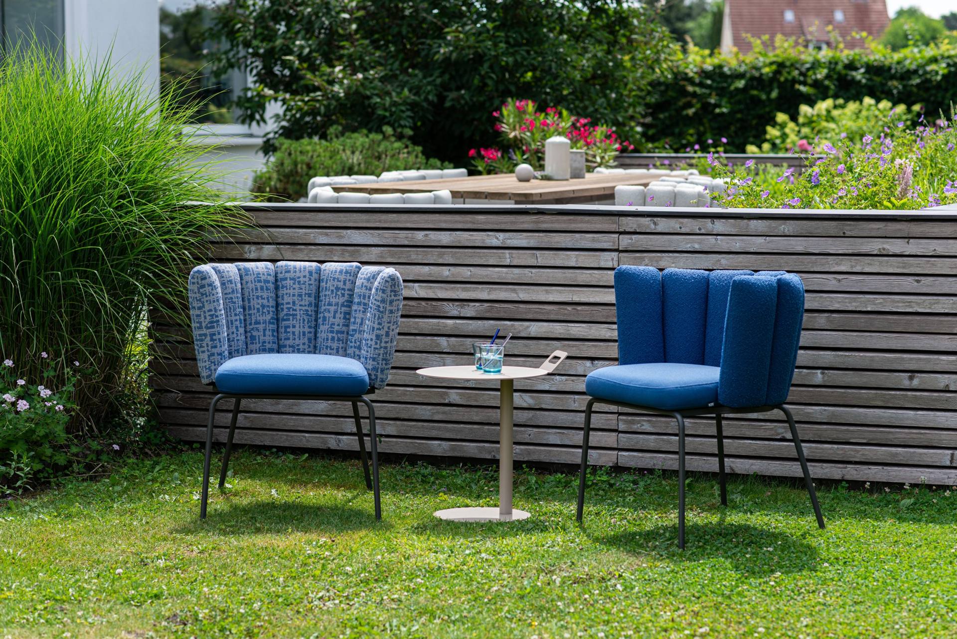 Helle GAIA Outdoor Stühle auf der Dachterrasse