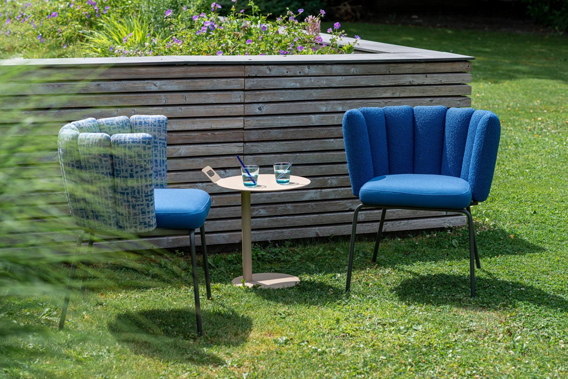 Blaue GAIA Outdoor Sessel an der Holzwand