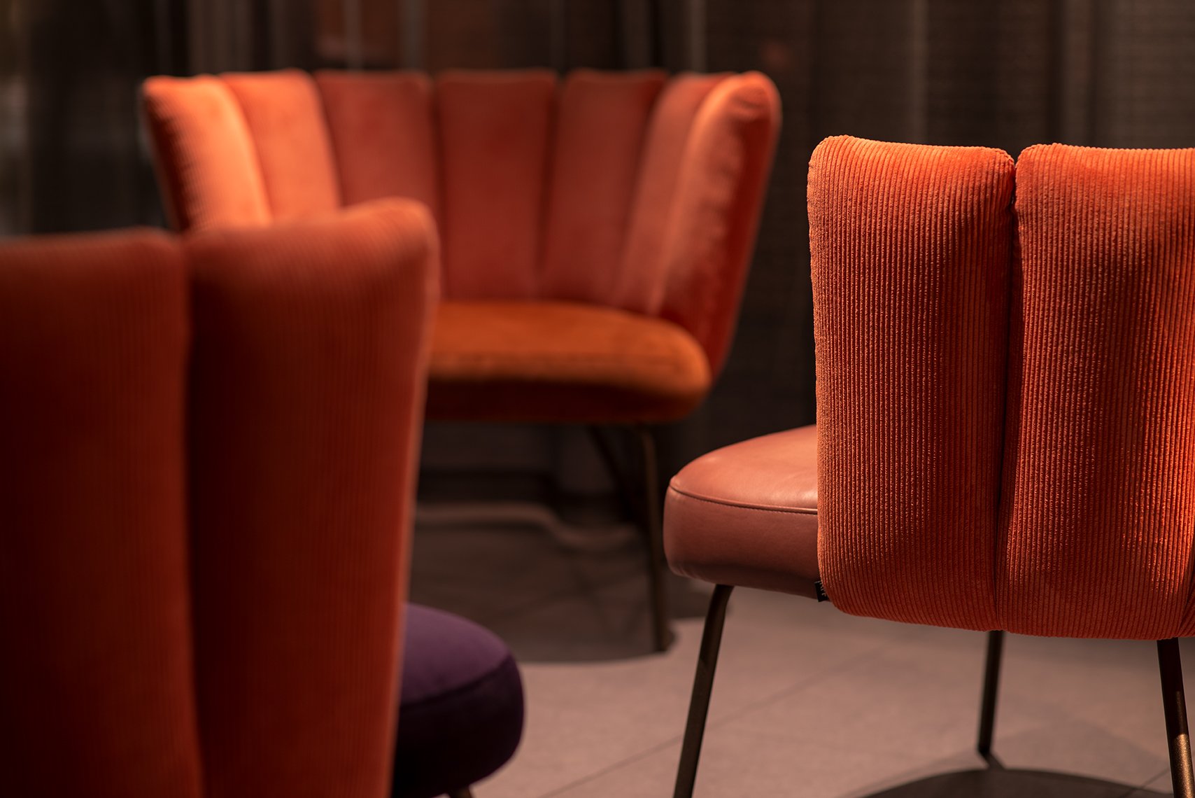 Zwei GAIA Loungesessel in Orange-Samt