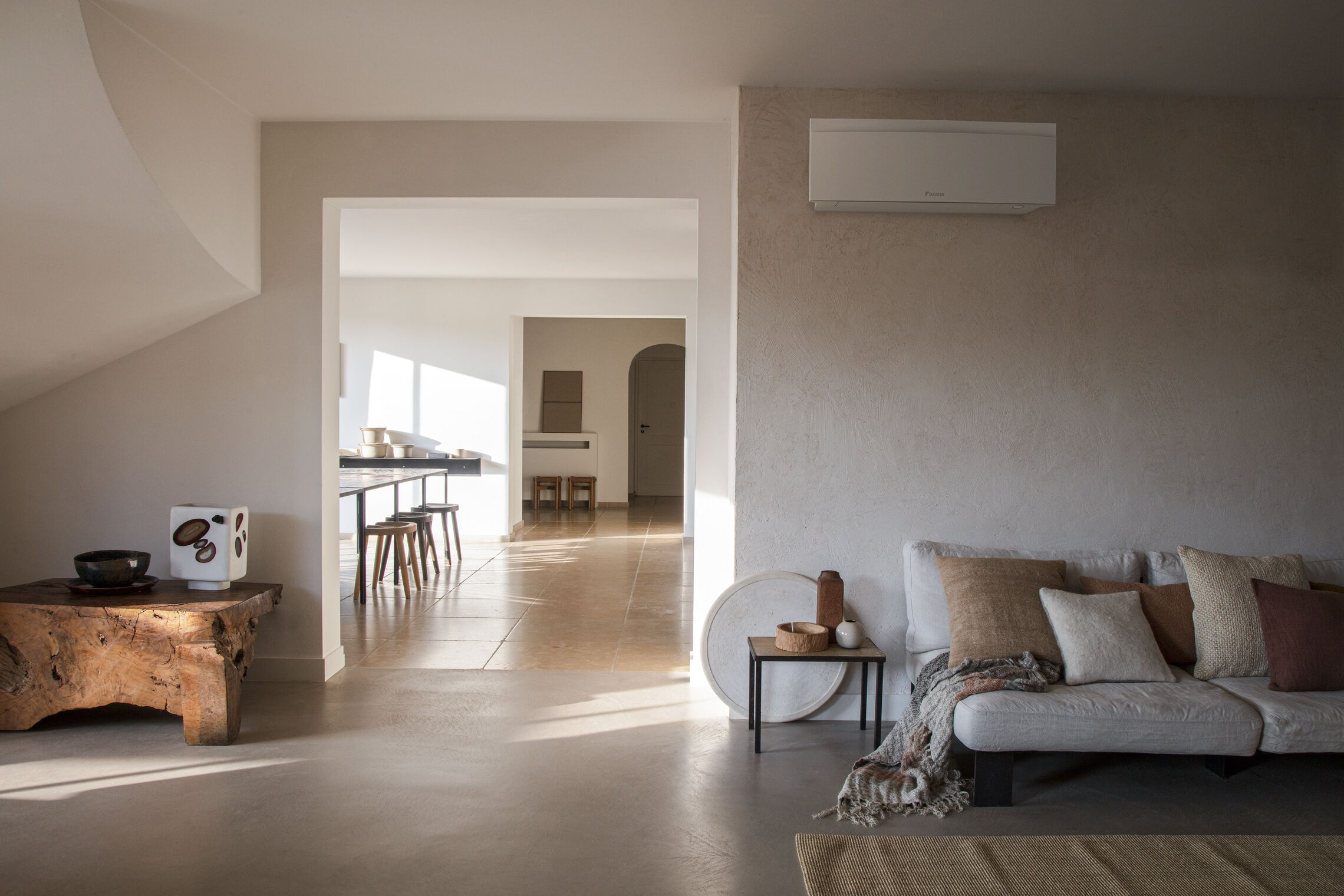 Daikin Emura 3 in offenem Wohn- und Essbereich
