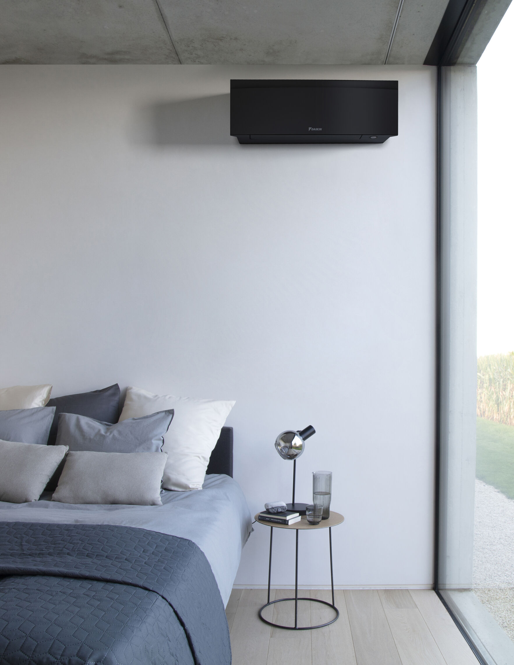 Daikin Emura 3 in Schwarz im Schlafzimmer