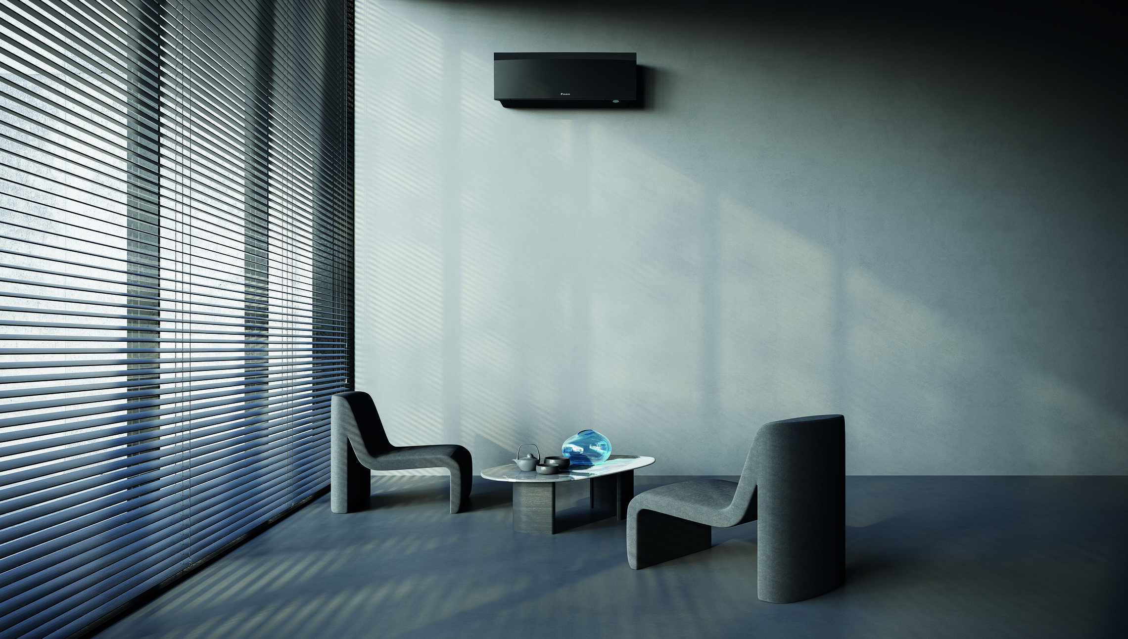 Daikin Emura 3 in warm beleuchtetem Kaminzimmer