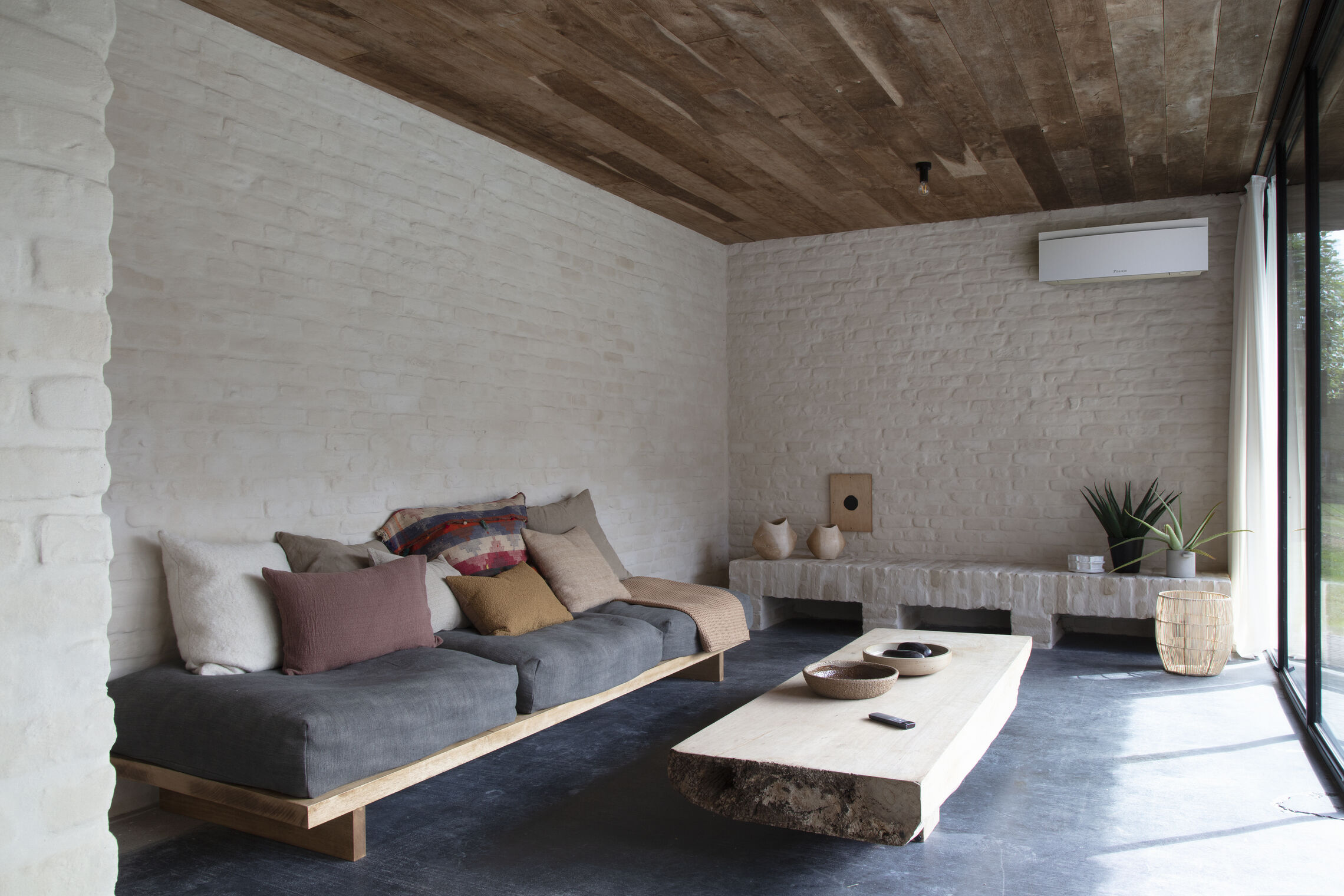 Daikin Emura 3 im Loft mit Backsteinwand und Tagesbett