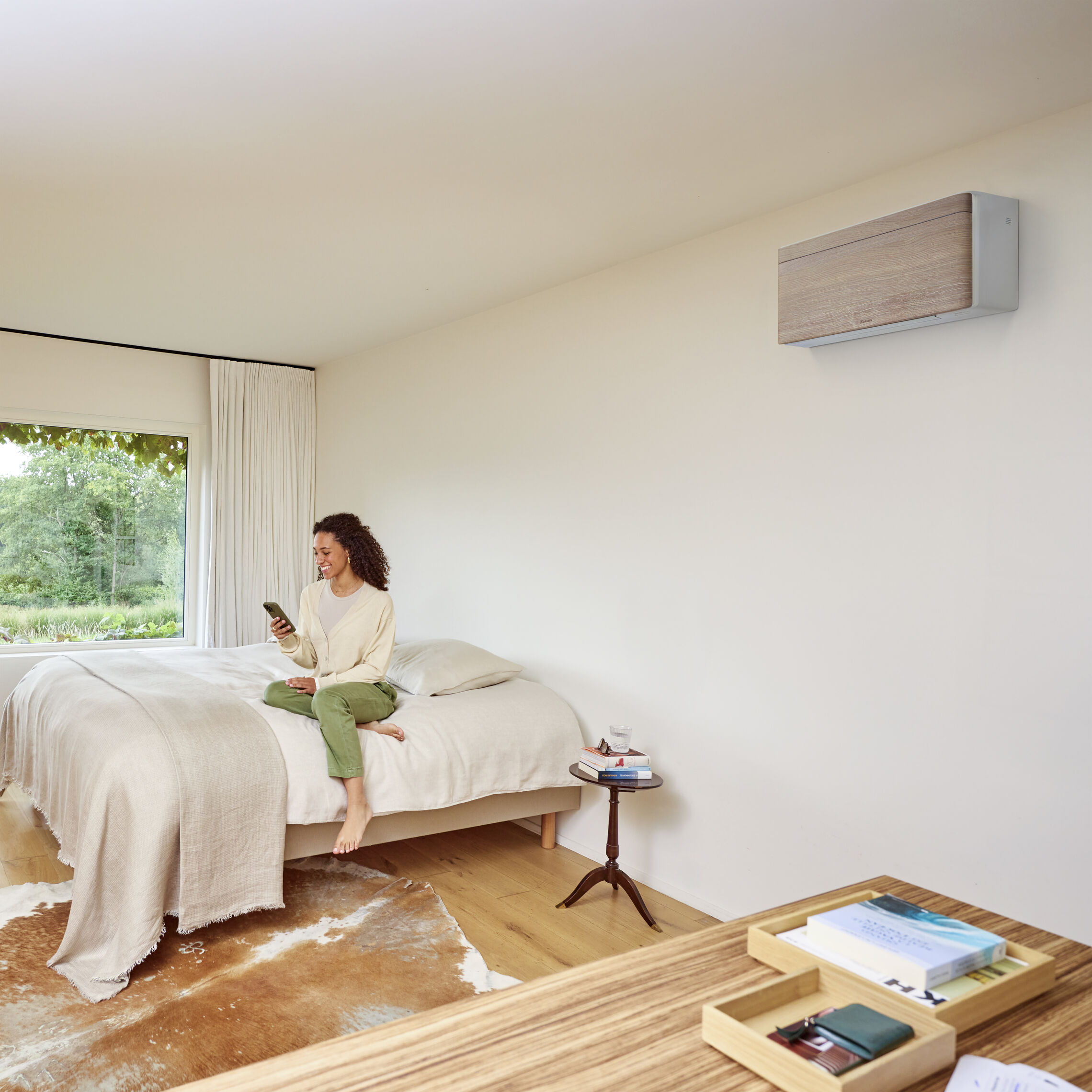 Daikin Stylish mit heller Holzdekor-Front im Schlafzimmer