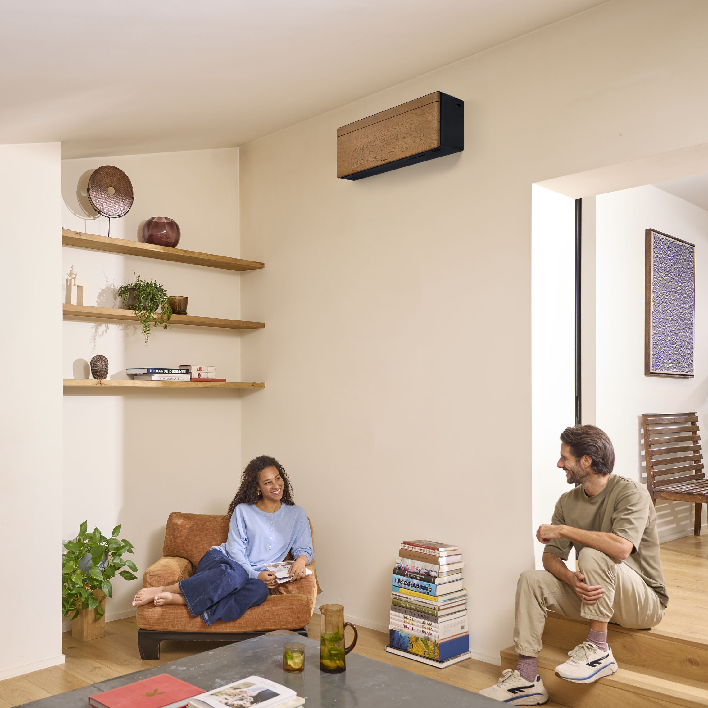Daikin Stylish mit Holzdekor-Front in einer Leseecke