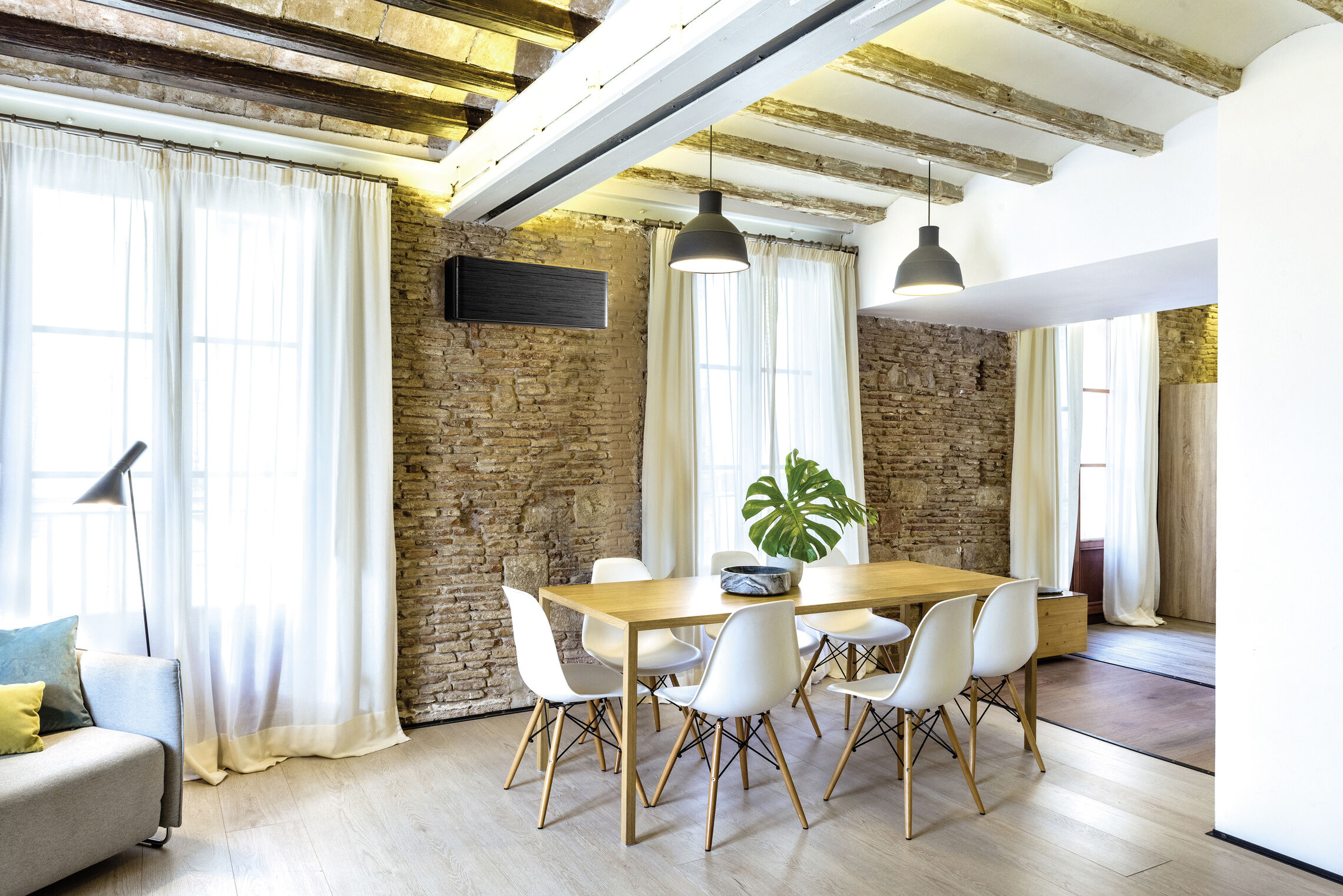 Daikin Stylish in Schwarz im Esszimmer mit Natursteinwand