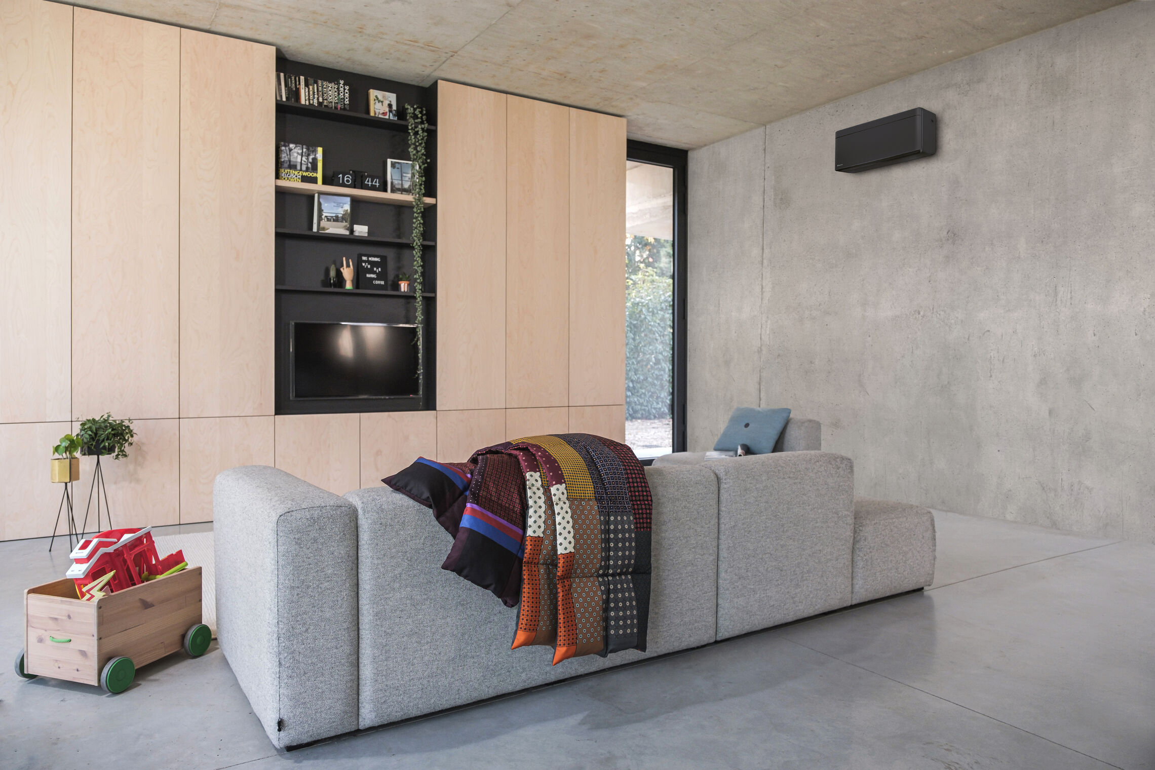 Daikin Stylish in Schwarz im Wohnzimmer mit hellem Sofa