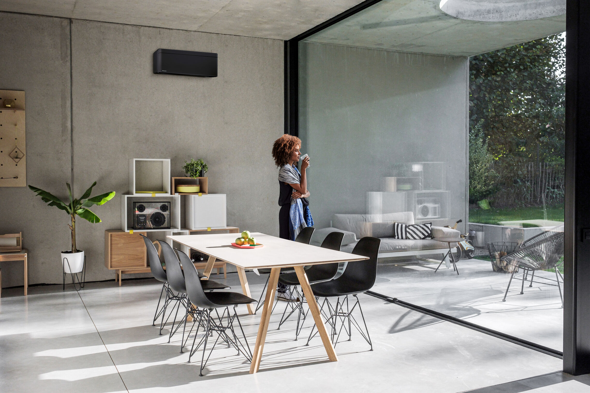 Daikin Stylish in Schwarz im Essbereich mit Glaswand