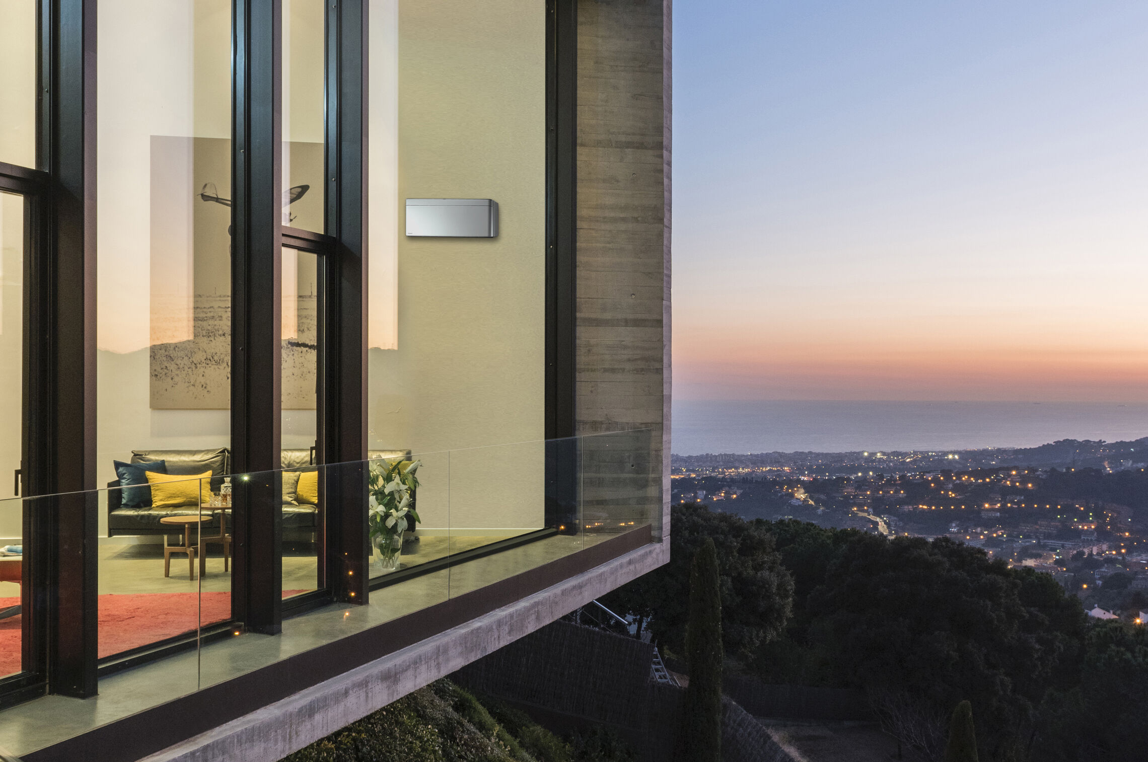 Daikin Stylish in Silber am Abendfenster