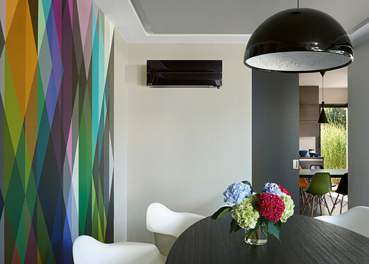 MSZ-LN in Onyx-Schwarz neben bunter Wand
