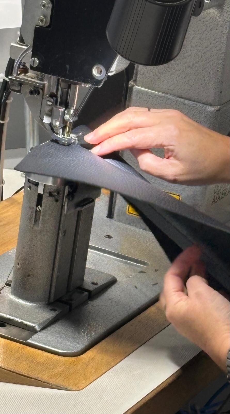 Handarbeit an der Nähmaschine