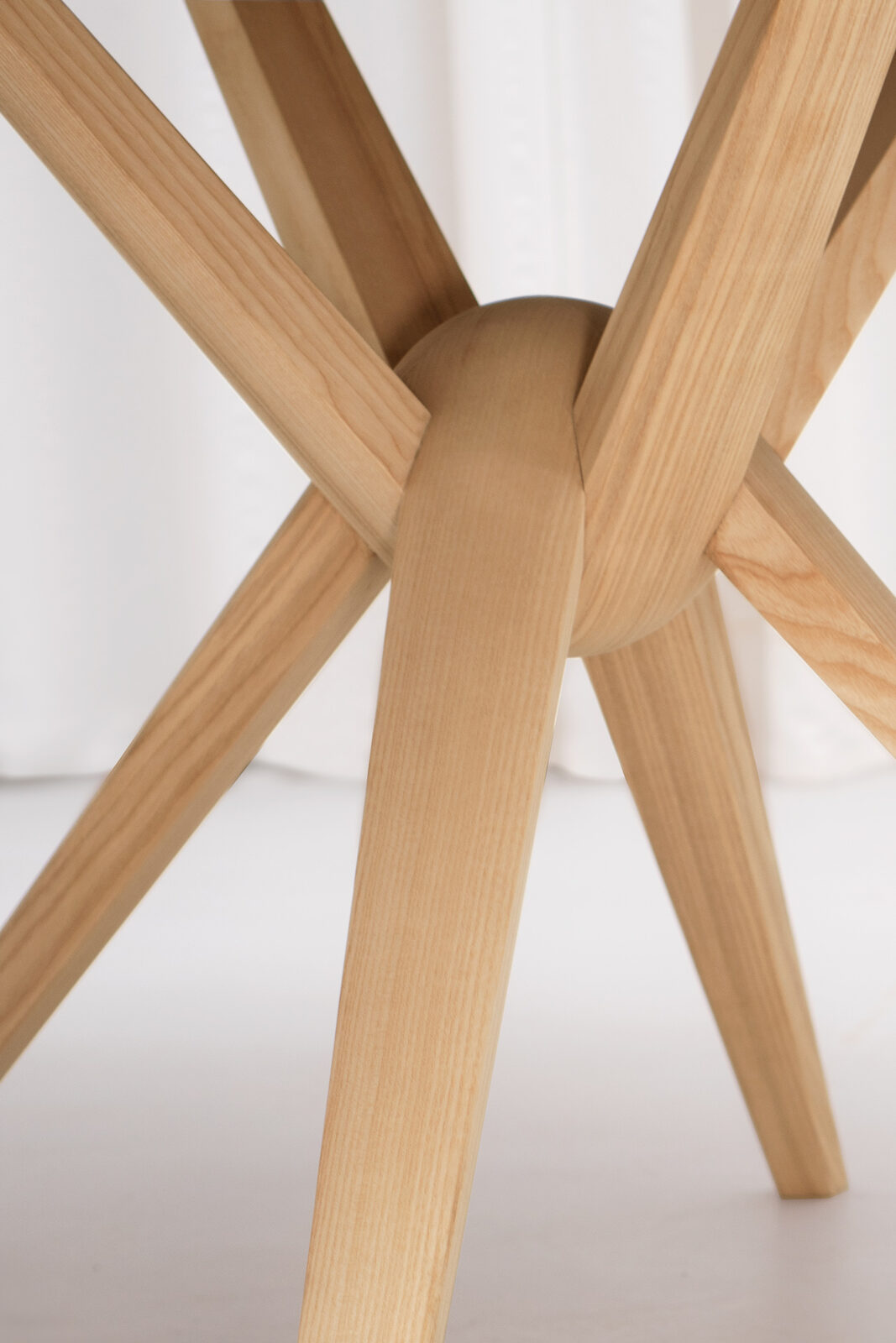 Rodam Nodi Esstisch in Eiche, Detail des Beingestells
