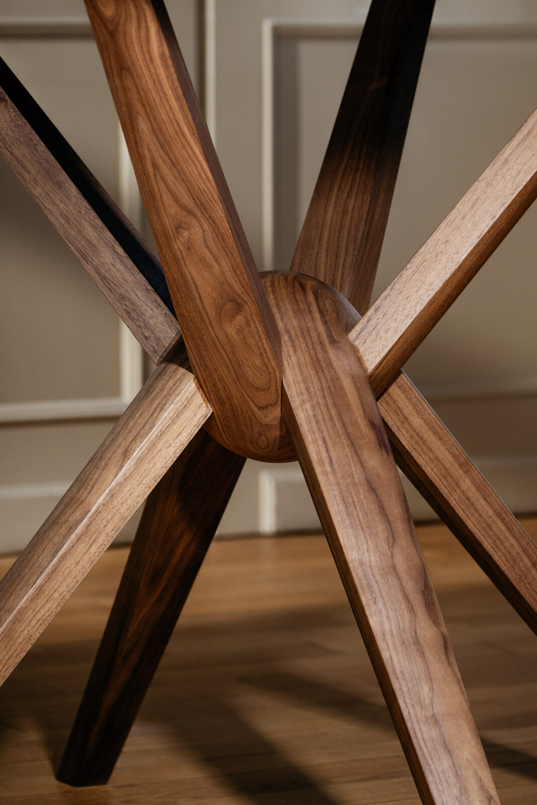 Rodam Nodi Esstisch in Nussbaum, Detail des Beingestells
