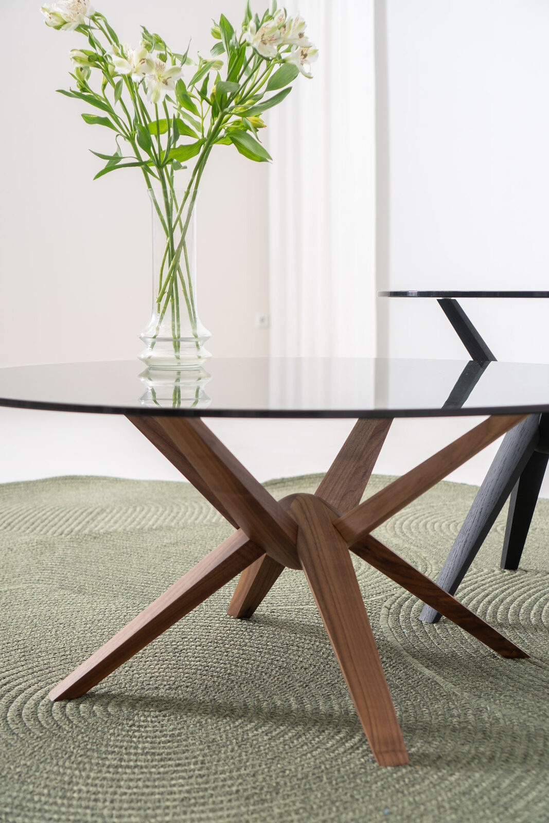 Rodam Nodi Couchtisch in Nussbaum, Nahaufnahme mit Blumen