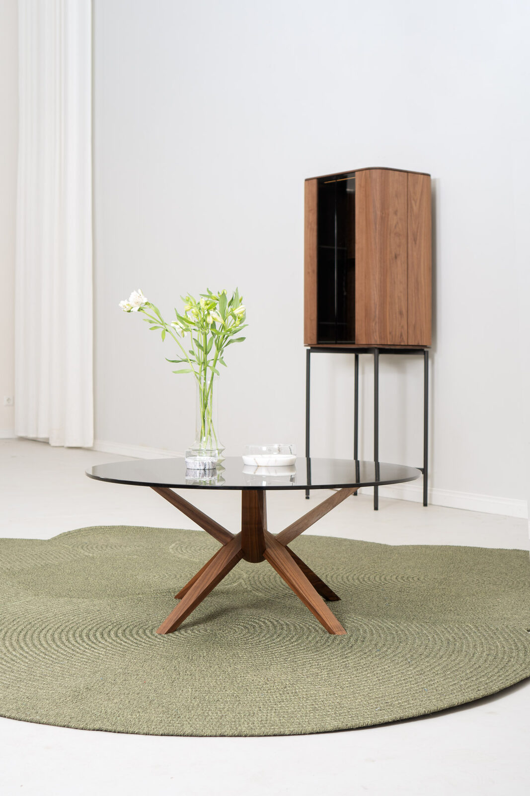 Rodam Nodi Couchtisch in Nussbaum mit Glasplatte im Raum