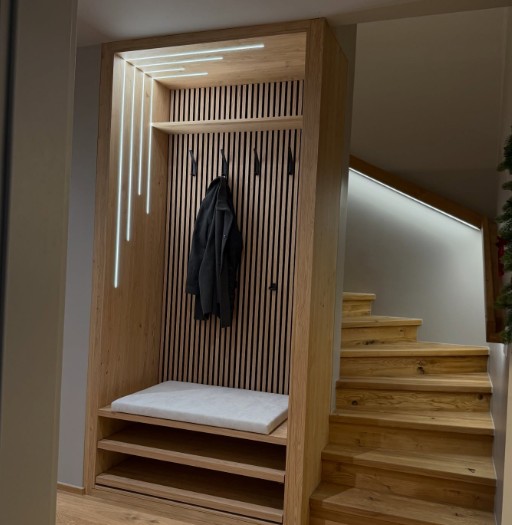 Offene Garderobe in Eiche neben einer Treppe